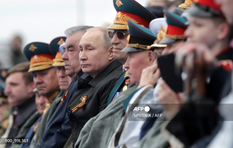 Tổng thống Nga Vladimir Putin phát biểu và dự lễ duyệt binh. Ảnh: AFP