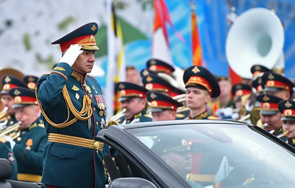 Bộ trưởng Quốc phòng Nga Sergei Shoigu tiếp nhận . Ảnh: AFP