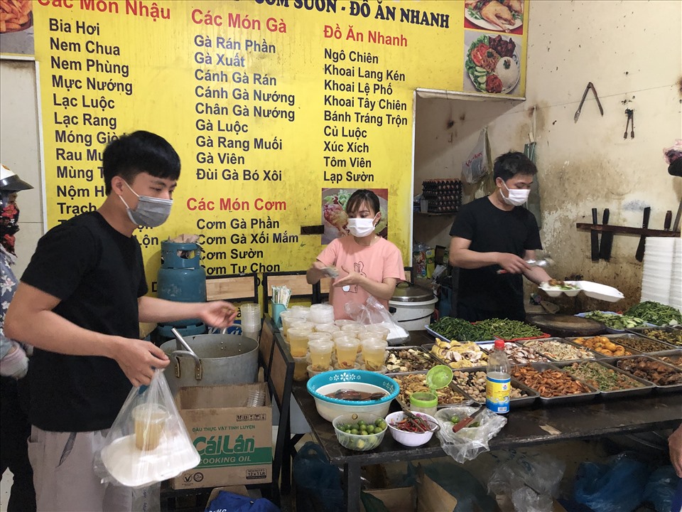 Anh Nguyễn Hữu Hai mua cơm hộp mang về phòng trọ. Ảnh: Bảo Hân