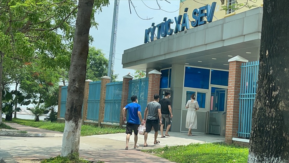 Công nhân Công ty TNHH Samsung Electronics Việt Nam - Bắc Ninh mua cơm hộp để ăn trong ký túc xá. Ảnh: Hà Anh