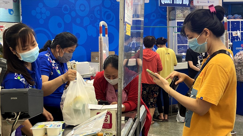 Tương tự, tại siêu thị Co.opmart Phú Lâm (Quận 6, TPHCM), tấm chắn được trang bị ở các quầy thu ngân để đảm bảo phòng chống dịch.