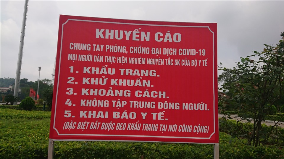 Những câu khẩu hiệu, biển báo từ cố định đến di động đều được lực lượng chức năng tỉnh phổ biến rộng rãi đến với người dân.