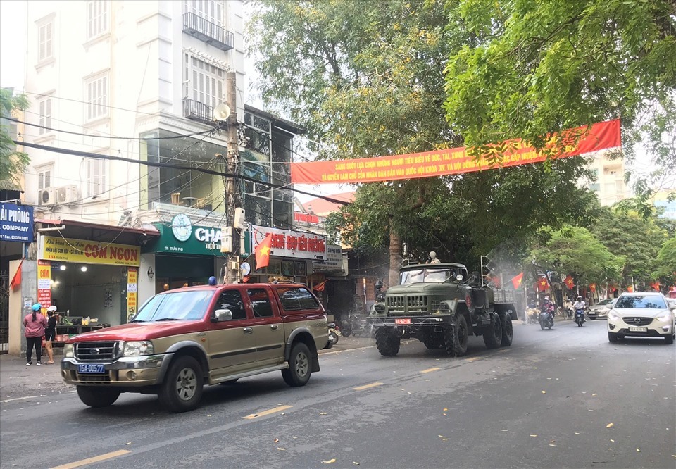 Xe quân đội phun hóa chất khử trùng trên đường Trần Phú (Hải Phòng) sáng 10.5. Ảnh CTV