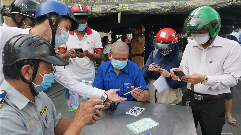 Tình trạng ùn tắc xảy ra là do vào giờ cao điểm, rất đông người có nhu cầu ra ngoài để đi làm. Thêm vào đó, một số người chưa thành thạo việc khai báo y tế online.