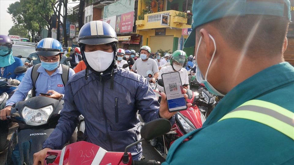 “Rút kinh nghiệm từ hôm qua nên tôi đã khai báo y tế sẵn ở nhà và đi làm từ lúc 6h30, thế nhưng đến đây vẫn bị ùn tắc. Mong rằng cơ quan chức năng sớm tìm ra được giải pháp để những ngày tới đây không còn xảy ra tình trạng này nữa“, anh Đặng Văn Công (TP Thủ Đức, TPHCM) nói.