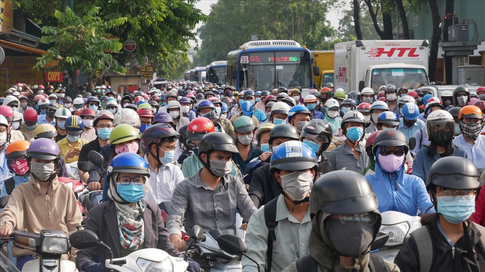 7h sáng, chốt kiểm soát dịch tại chân cầu vượt thép vòng xoay Phạm Văn Đồng (đoạn đường Nguyễn Kiệm, Phường 3, quận Gò Vấp hướng lên cầu vượt thép ra Công viên Gia Định) ùn tắc cục bộ. Hàng trăm phương tiện nối đuôi nhau chờ được khai báo y tế.