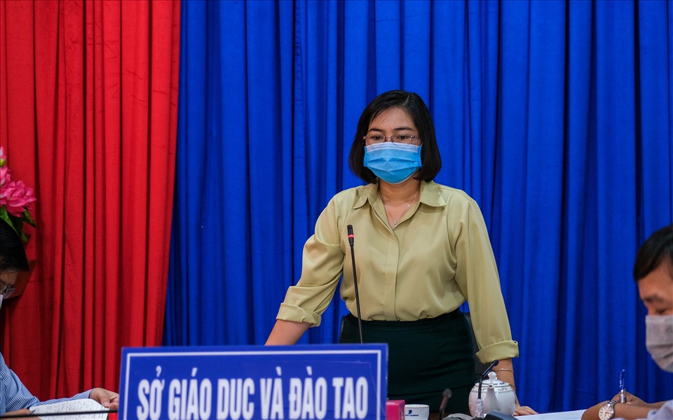 Bà Trần Hồng Thắm, Giám dốc Sở GDĐT Cần Thơ nhận xét kết quả thực hiện công tác chuẩn bị cho kỳ thi của các điểm trường.
