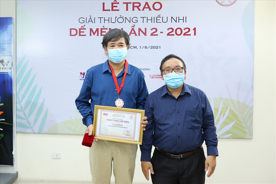 Nhà thơ Trần Đăng Khoa (phải) trao giải cho nhà văn Bình Ca. Ảnh: BTC