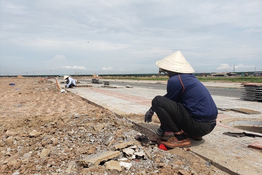 Thực hiện công tác đo vẽ, cắm mốc các lô đất trong khu tái định cư Lộc An - Bình Sơn. Ảnh: Minh Châu