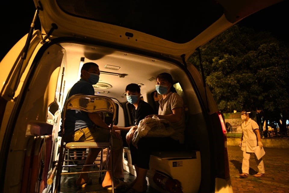 Những ngày này, tình hình dịch bệnh COVID-19 tại Bắc Ninh diễn biến phức tạp, cán bộ y tế phải làm việc suốt đêm.