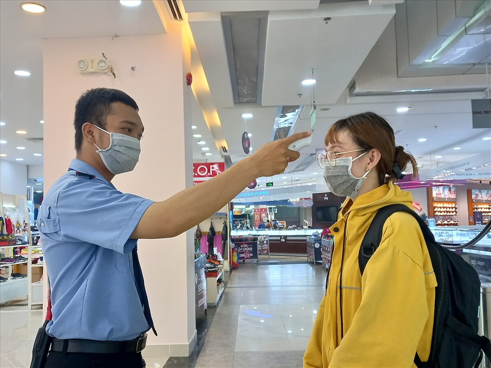 Trước diễn biến phức tạp của dịch COVID-19 nhiều trung tâm thương mai, siêu thị trên địa bàn thành phố Cần Thơ đã triển khai nhiều quy định để ngăn ngừa phòng chống dịch bệnh.