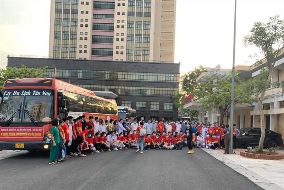 Đoàn tình nguyện gồm 72 người của Trường Đại học Y Dược Thái Bình lên đường chi viện cho tâm dịch Bắc Giang. Ảnh: CTV.