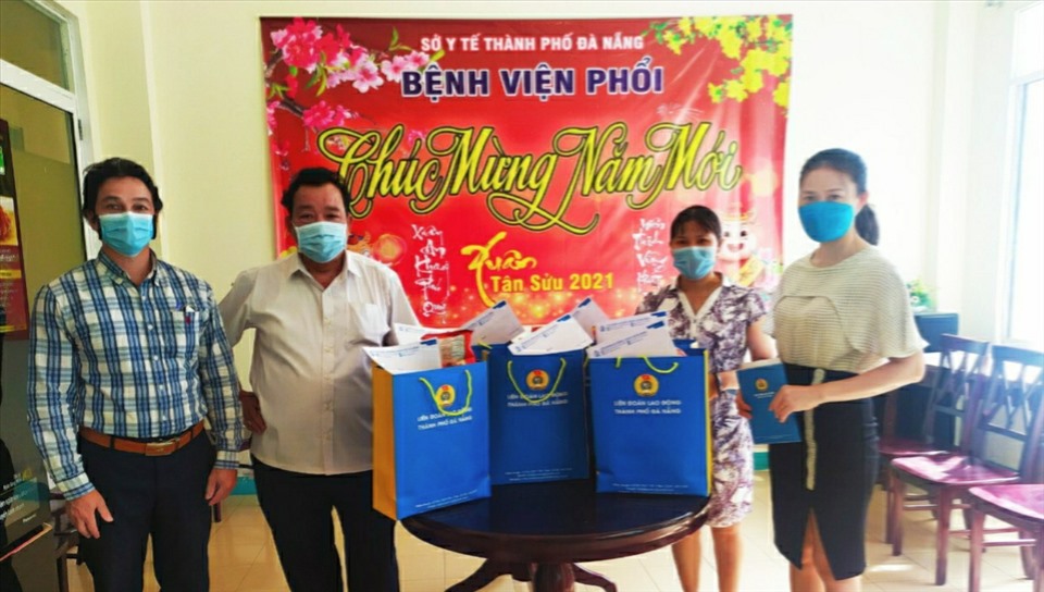 Có 18 phần quà, mỗi phần quà trị giá 700 ngàn đồng gồm tiền mặt và nhu yếu phẩm được Liên đoàn Lao động thành phố Đà Nẵng trao tặng các F0 là thiếu niên, nhi đồng.