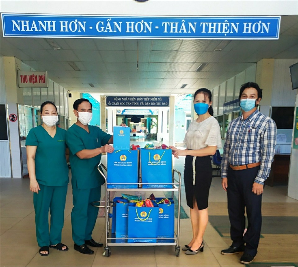 Các phần quà được chuyển đến Bệnh viện Phổi và Trung tâm Y tế huyện Hòa Vang, nơi các em đang điều trị.