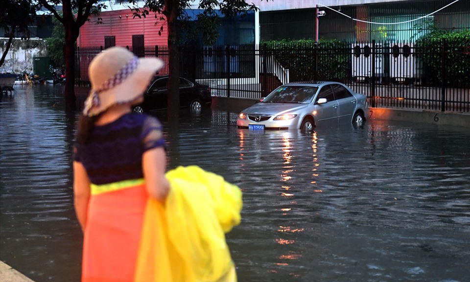 Mưa lớn ở Phúc Châu, thủ phủ tỉnh Phúc Kiến, gây ngập sâu hôm 27.5.2021. Ảnh: Xinhua/CNS