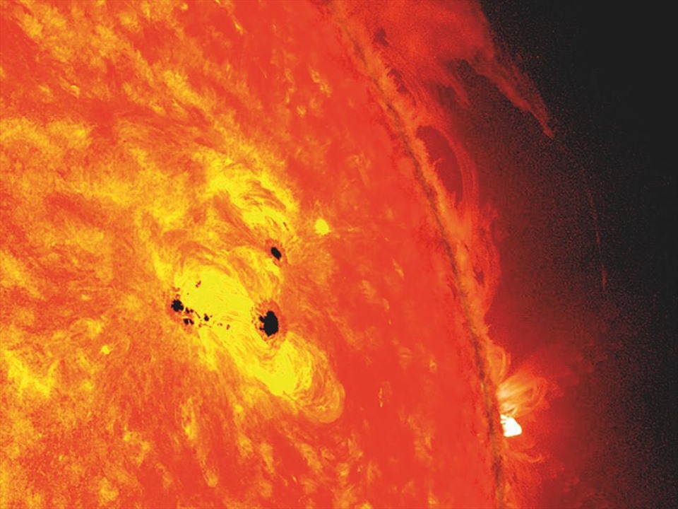 Các vết đen xuất hiện dưới dạng các mảng tối trên bề mặt Mặt trời. Ảnh: NASA/SDO