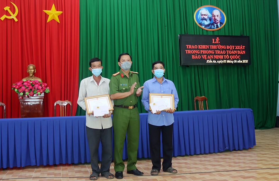 Đại tá Lê Phú Thạnh trao Giấy khen của Giám đốc Công an tỉnh An Giang cho 2 anh em ruột có thành tích bắt trộm. Ảnh: VT