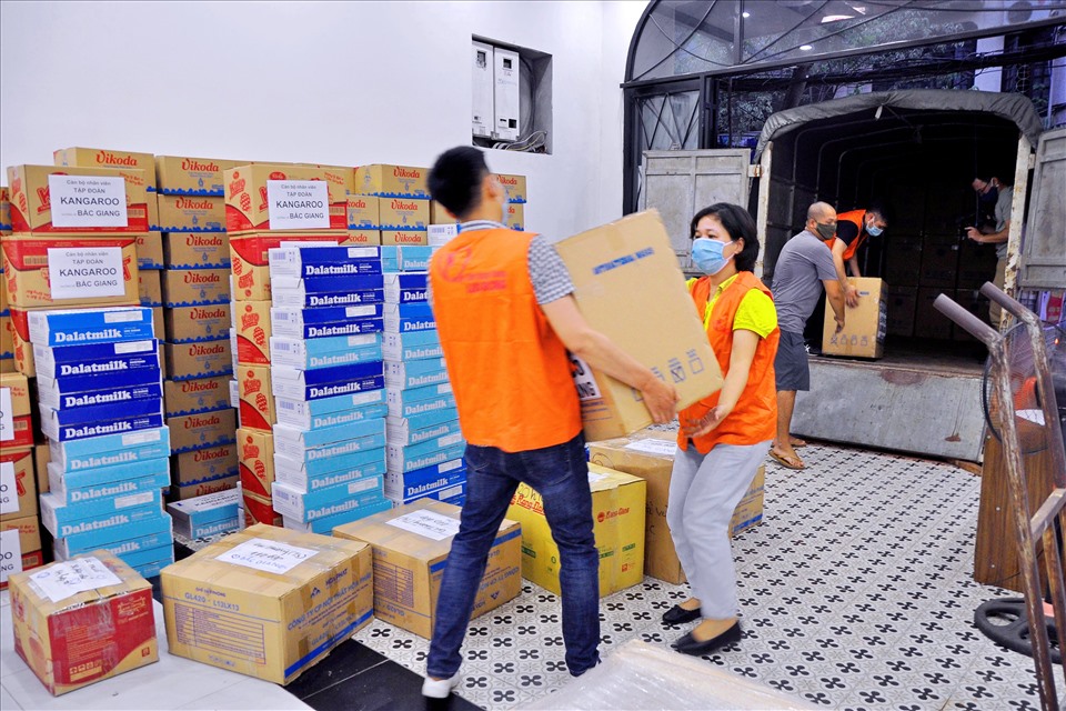 Sáng ngày 1/6, hơn 3,5 tấn hàng được Quỹ Tấm lòng Vàng Báo Lao Động chuyển tặng cán bộ y tế và người dân vùng dịch Bắc Giang.