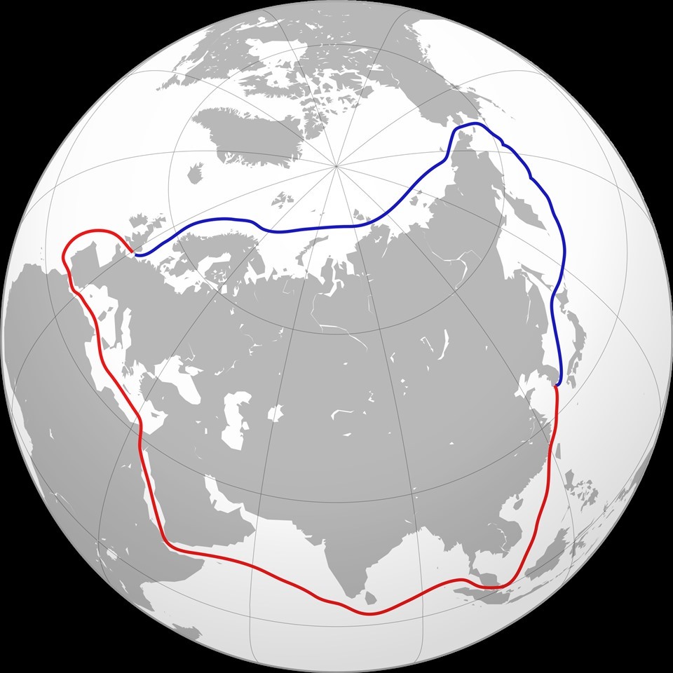 Bản đồ tuyến đường vận chuyển hàng hóa sử dụng tuyến đường biển Phương Bắc (màu xanh) và tuyến đường qua kênh đào Suez (màu đỏ). Ảnh: Sputnik/Wiki