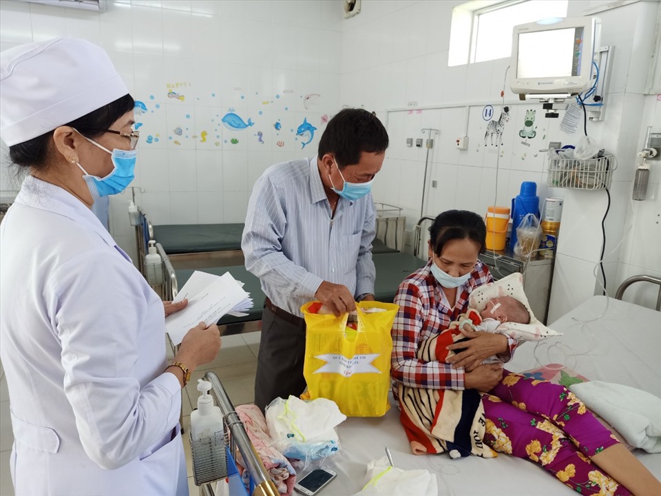 Trước đó, vào sáng ngày 1.6, Sở Lao động Thương binh Xã hội tỉnh Bạc Liêu tặng 64 phần quà cho trẻ em đang nằm điều trị tại Bệnh viện Đa khoa tỉnh Bạc Liêu.