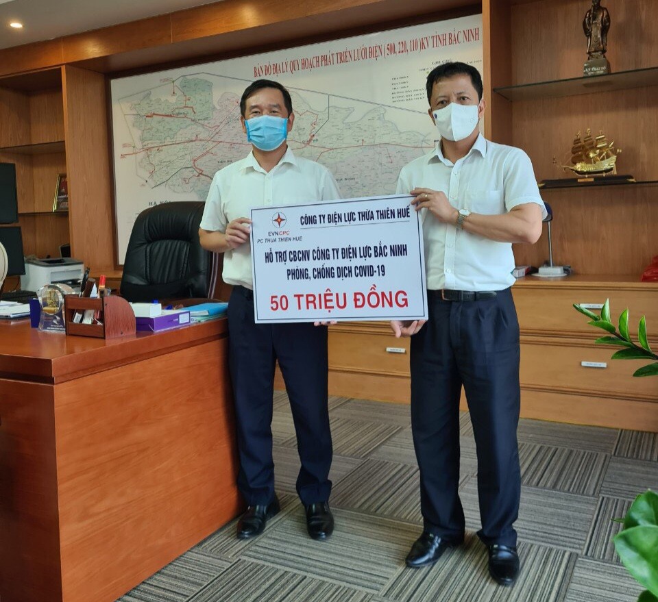 Công ty Điện lực Thừa Thiên Huế hỗ trợ Công ty Điện lực Bắc Ninh 50 triệu đồng chống dịch COVID-19. Ảnh: Đl.