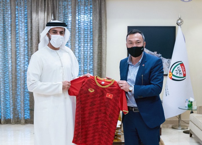 Phó chủ tịch thường trực VFF Trần Quốc Tuấn tặng áo thi đấu của đội tuyển Việt Nam với chữ ký của toàn đội cho Chủ tịch  UAE Rashid bin Humaid Al Nuaimi. Ảnh: VFF