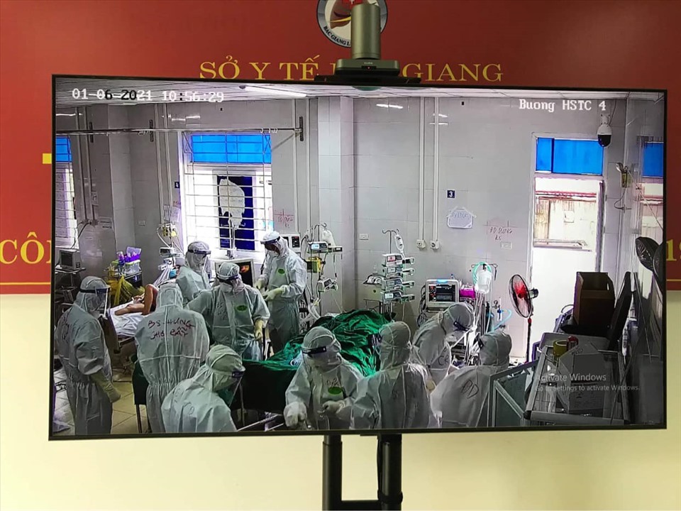 Điều trị bệnh nhân COVID-19 nặng tại Bắc Giang. Ảnh: Bộ Y tế