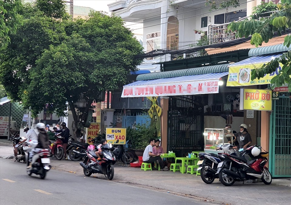 Các cơ sở kinh doanh dịch vụ ăn uống tại TP.Phan Thiết không bị cấm bán tại chỗ. Ảnh: Huỳnh Hải.