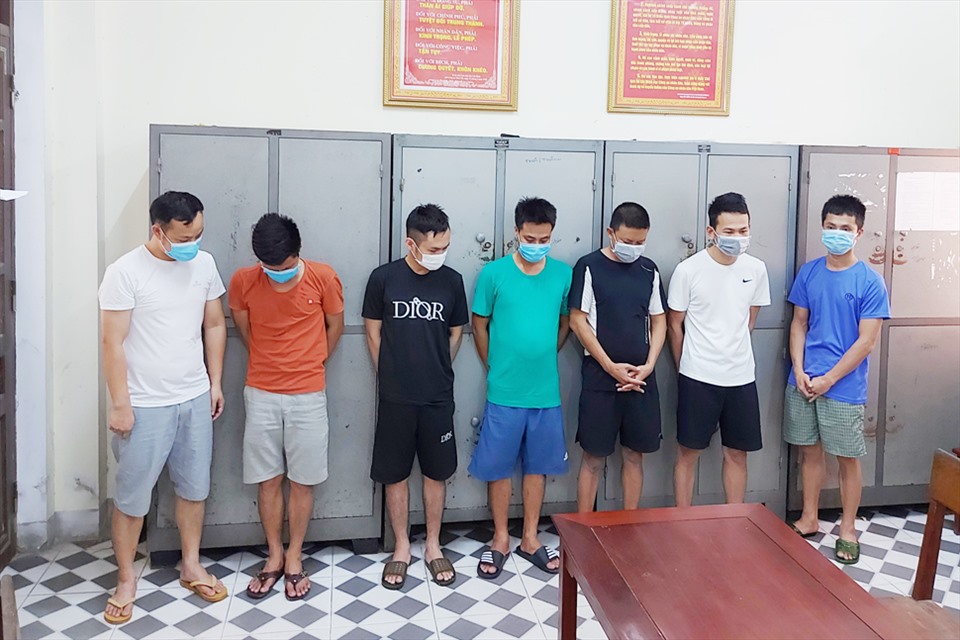 7 trong số 11 bị can bị Công an huyện Cẩm Xuyên khởi tố tội đánh bạc. Ảnh: Trần Tuấn.