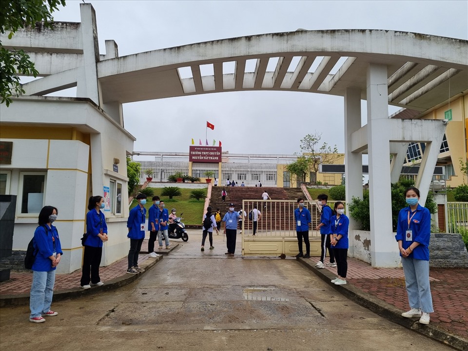 Tại điểm thi trường Trung học Phổ thông chuyên Nguyễn Tất Thành (Yên Bái), lực lượng tình nguyện viên đã có mặt từ sớm để hướng dẫn, hỗ trợ các thí sinh.
