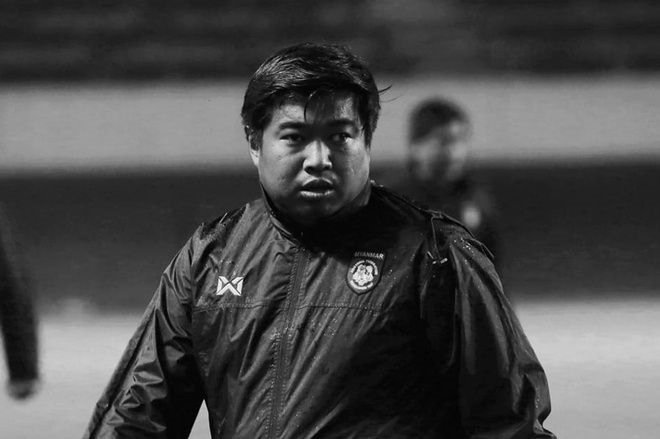 Trợ lý huấn luyện viên Naing của tuyển Myanmar đột tử khi đang dự vòng loại World Cup 2022. Ảnh: LĐBĐ Myanmar