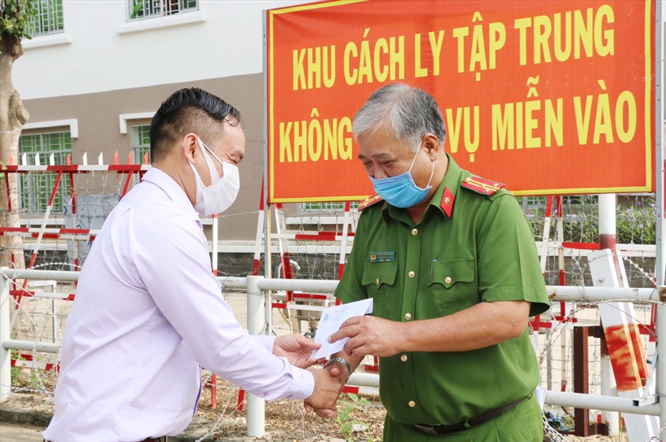Ông Nguyễn Đình Khánh - Phó Chủ LĐLD tỉnh Bình Dương trao hỗ trợ cán bộ phòng chống dịch tại thị xã Bến Cát. Ảnh: Hoàng Trung