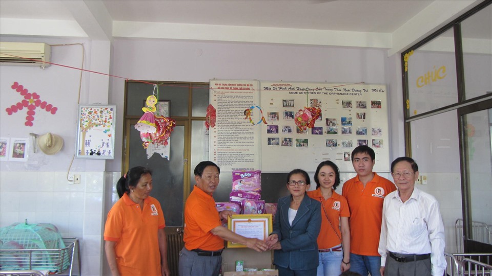 Một tổ chức xã hội đến thăm và trao tặng phẩm cho Trung tâm (cô Nhì thứ 4, từ phải qua).Ảnh:NVCC