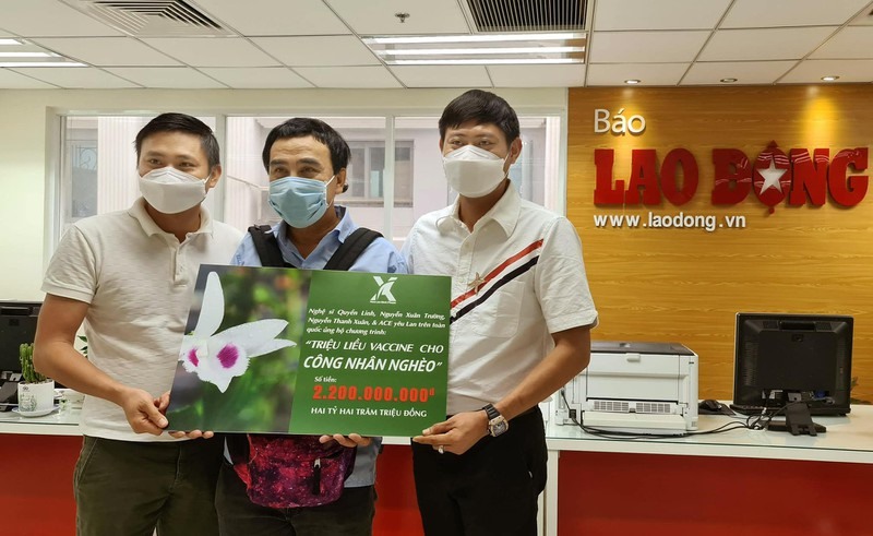 Nghệ sĩ Quyền Linh và các doanh nhân ủng hộ 2,2 tỉ đồng cho dự án “Vaccine cho công nhân“. Ảnh: NSCC.