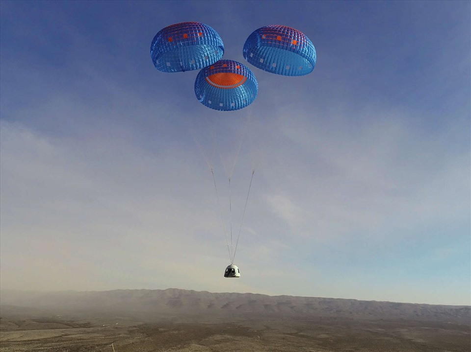 Phi hành đoàn New Shepard nhảy dù hạ cánh ngày 14.1.2021. Ảnh: Blue Origin