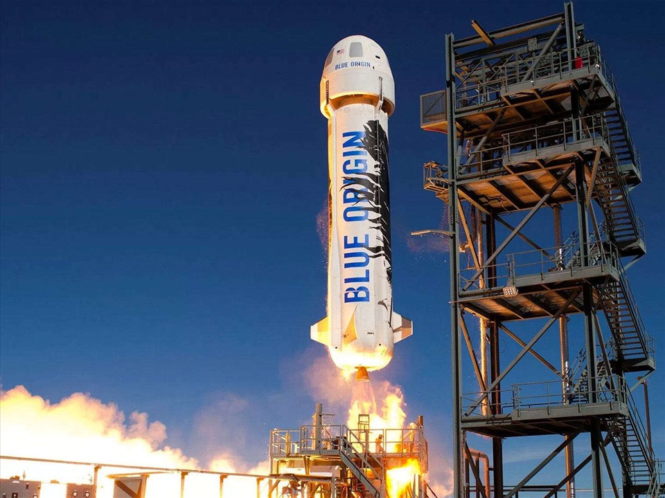 Tên lửa cận quỹ đạo New Shepard có thể tái sử dụng của Blue Origin phóng vào không gian vào năm 2016. Ảnh: Blue Origin