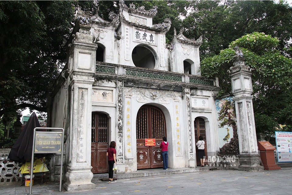 Trước diễn biến phức tạp của dịch COVID-19, TP Hà Nội đã tạm dừng các di tích, cơ sở đền chùa tôn giáo từ 17h ngày 3.5.