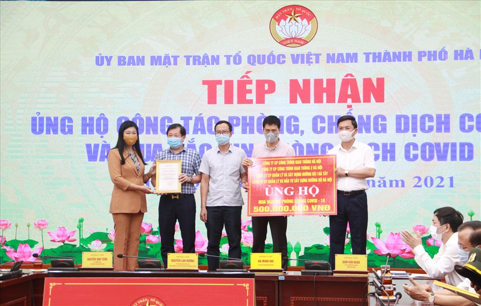 Ủy ban MTTQ Việt Nam TP.Hà Nội tiếp nhận ủng hộ phòng, chống dịch COVID-19 và mua vaccine phòng dịch COVID-19. Ảnh HN