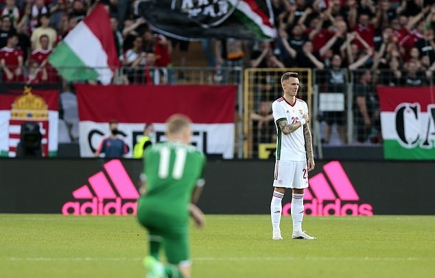 Các cầu thủ Hungary cũng phản đối phong trào hình thức này trong trận giao hữu với Thổ Nhĩ Kỳ. Ảnh: UEFA.