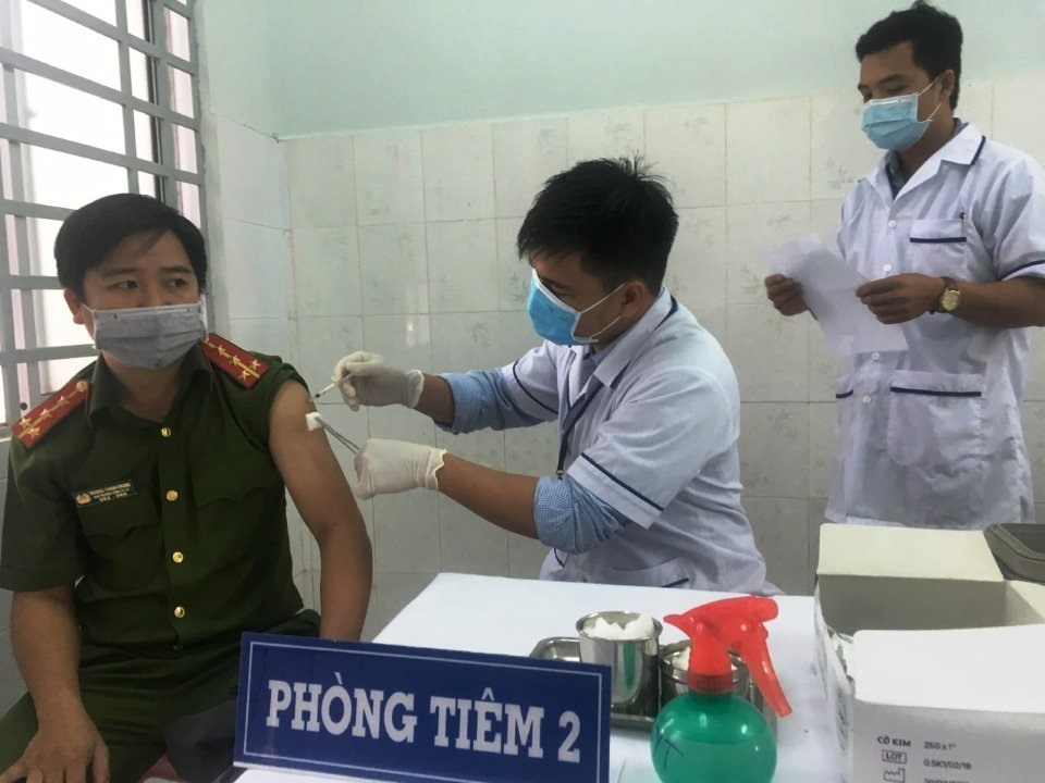 Tiêm vaccine COVID-19 tại Trung tâm Y tế huyện Vị Thủy. Ảnh: Hồng Diễm,