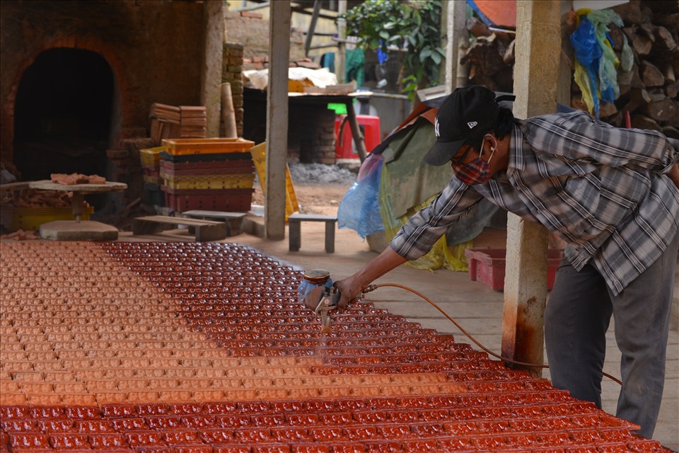 Nghệ nhân Nguyễn Văn Chín tranh thủ lúc nông nhàn làm thêm sản phẩm ông Táo đất.