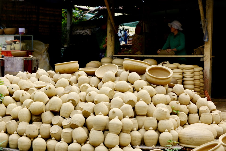 Bùng binh đất (hay còn gọi đồng binh, một dạng heo đất đựng tiền tiết kiệm), sản phẩm truyền thống của làng gốm Thanh Hà.