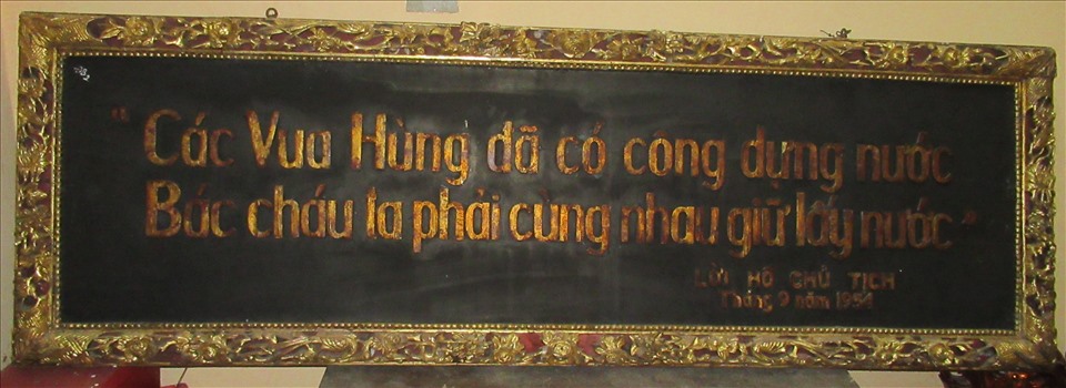 Tấm biển khắc lời Hồ Chủ Tịch ở đền Hùng, Phú Thọ.