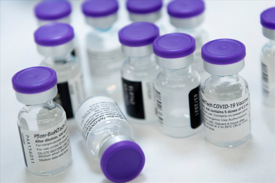 Vaccine COVID-19 của Pfizer-BioNTech được sản xuất bằng công nghệ mRNA. Nguồn: AFP
