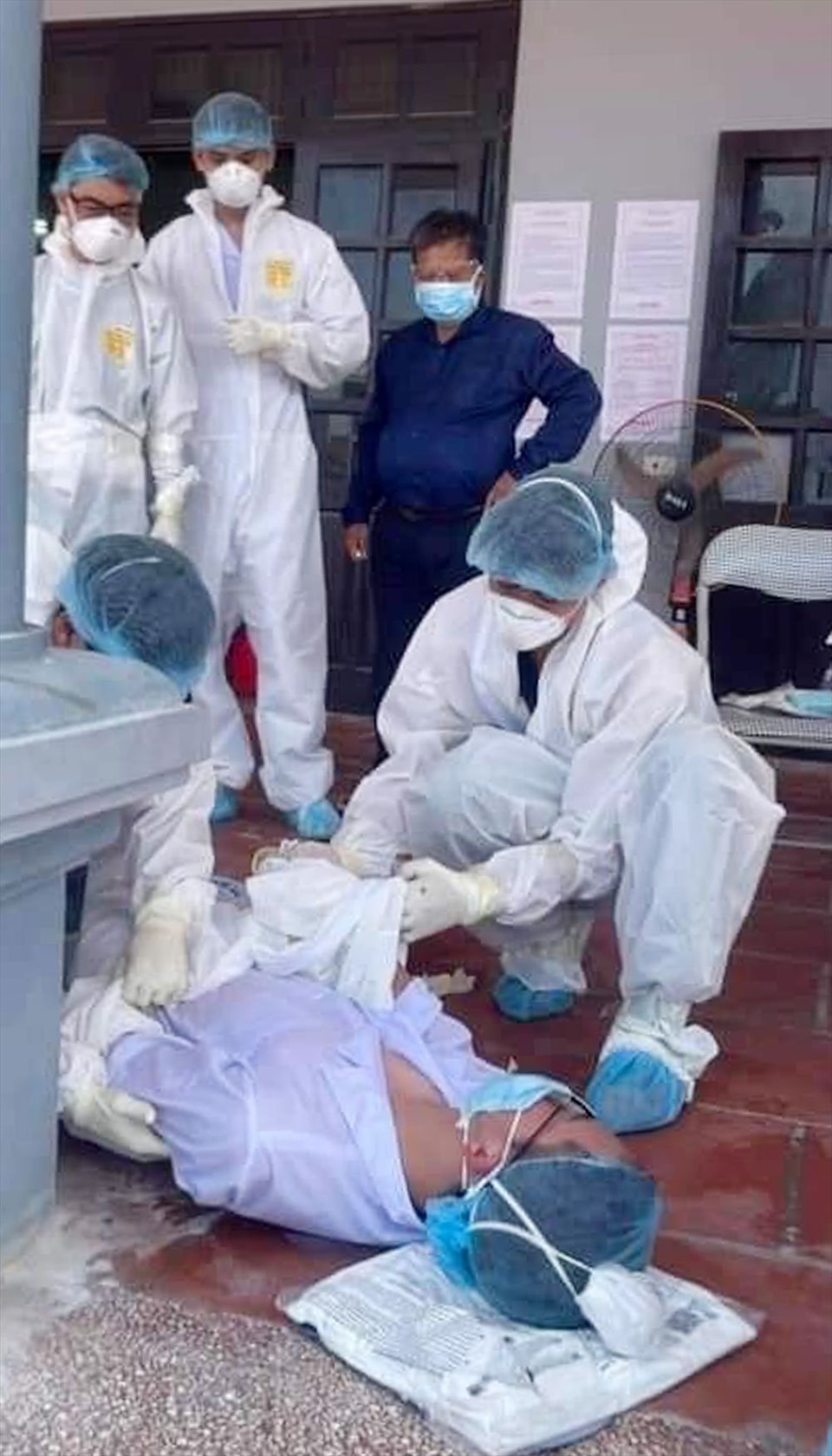 Bác sĩ kiệt sức tại Núi Hiểu, Việt Yên, tỉnh Bắc Giang. Nguồn: Bộ Y tế