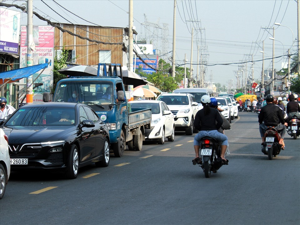 Quốc lộ 50 đoạn qua địa bàn TPHCM thường xuyên ùn tắc mặt đường hẹp, mỗi chiều chỉ có 1 làn xe.   Ảnh: Thanh Vũ