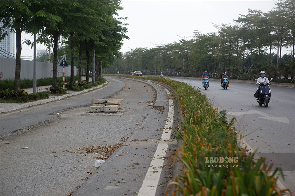 Tuyến đường bao quanh khu tưởng niệm danh nhân Chu Văn An có chiều dài hơn 2km nhưng đã 7 năm nay, tuyến đường gần 2 nghìn tỷ làm theo hình thức BT (xây dựng- chuyển giao) được Tập đoàn Bitexco xây dựng để đổi lấy khu đất thuộc dự án The Manor Central Park Nguyễn Xiển vẫn dở dang, trái với kỳ vọng.