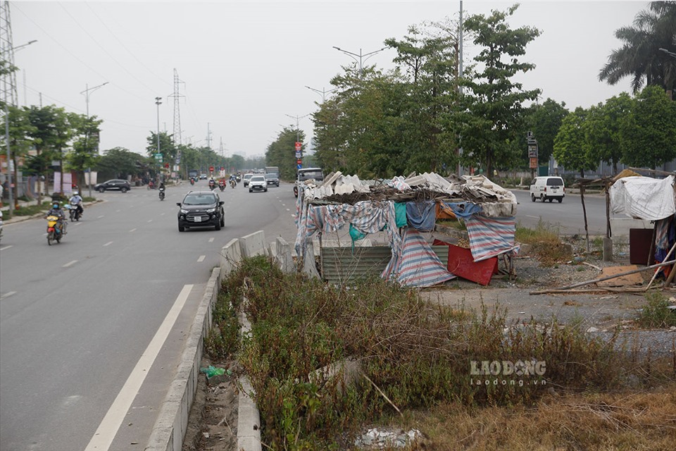 Nhiều đoạn đường được quây tôn, rào chắn, chiếm một phần diện tích của người tham gia giao thông.