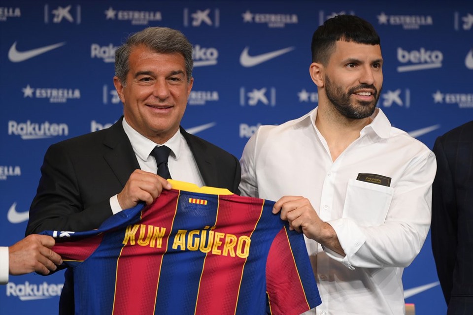 Joan Laporta tin tưởng rằng, với chữ ký của Sergio Aguero, Messi sẽ ở lại sân Camp Nou. Ảnh: Barcelona