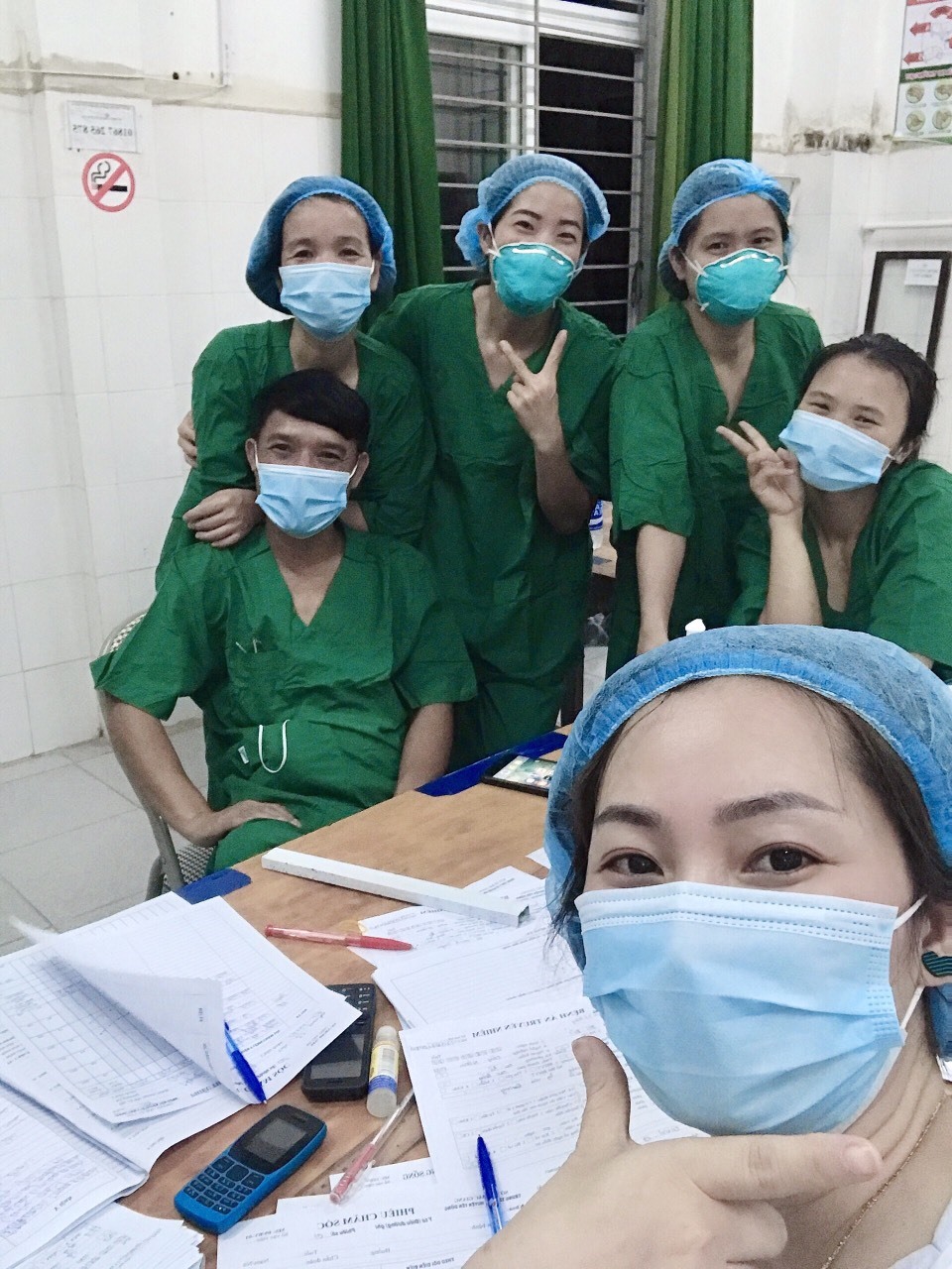 Dù gặp nhiều khó khăn, nhưng các bác sỹ, nhân viên y tế tại Bệnh viện dã chiến huyện Yên Dũng luôn lạc quan sẽ chiến thắng dịch bệnh COVID-19. Ảnh: NVCC